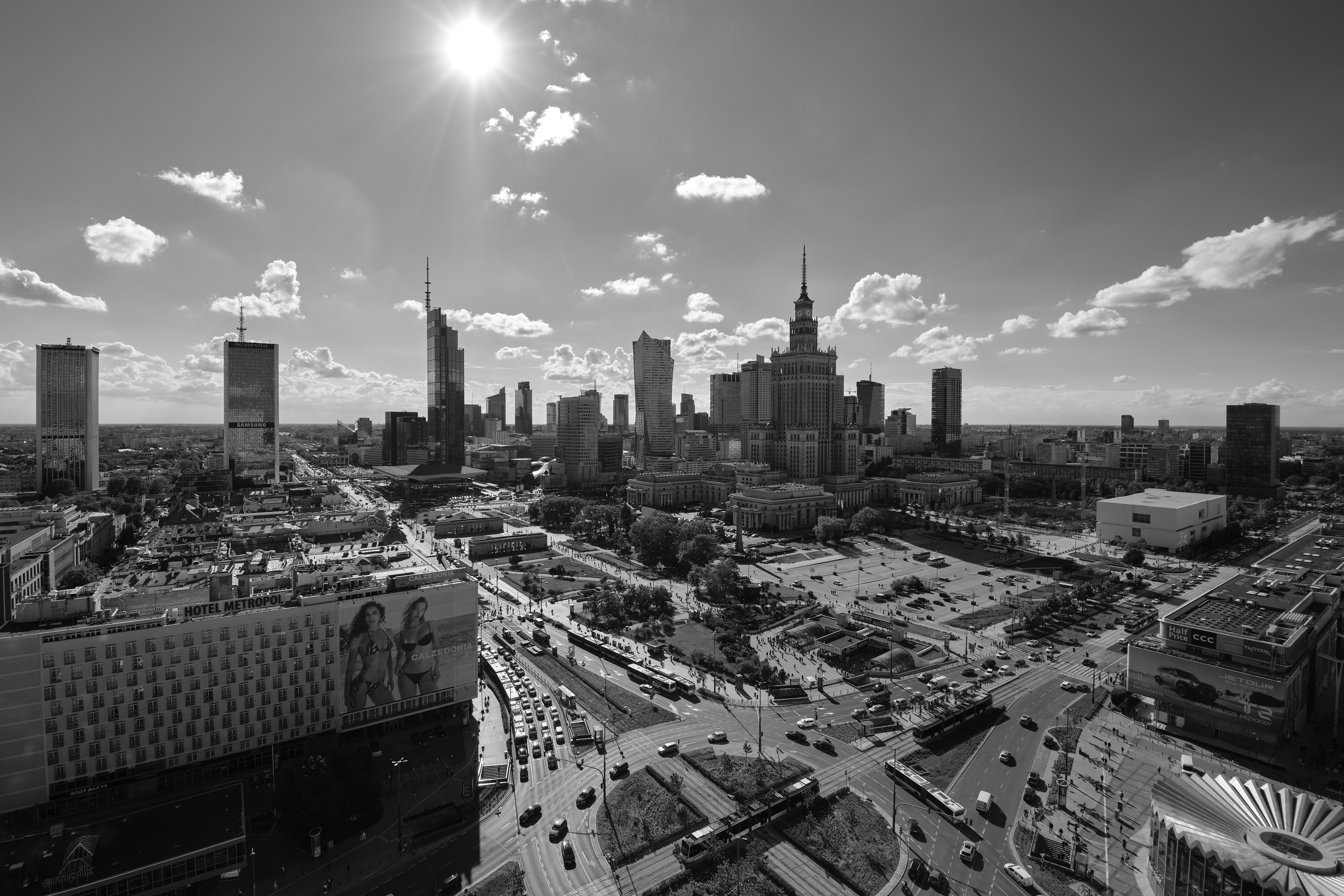Schwarzweisse Stadtansicht mit sonnigem Himmel und markantem Hochhaus